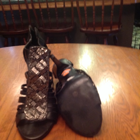 Super cute shoes - Picture 2 of 2